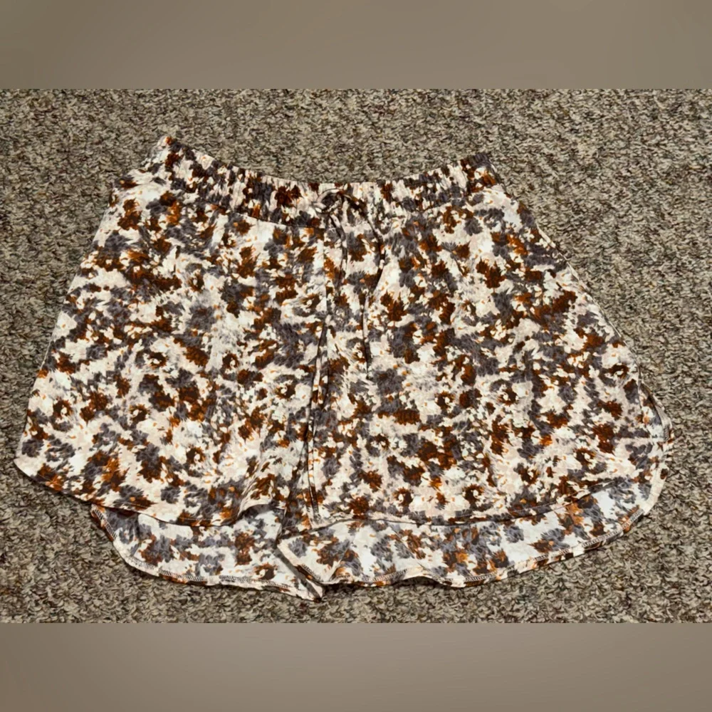 H&M Women's size 10 shorts in Brown and Cream‎ Pattern cottagecore summer sun